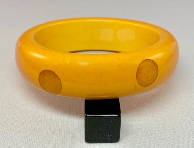 BB187 butterscotch on cream bakelite up and down dots bangle